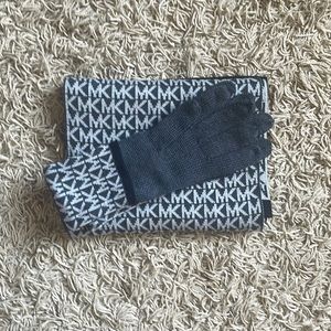 Glove and scarf set